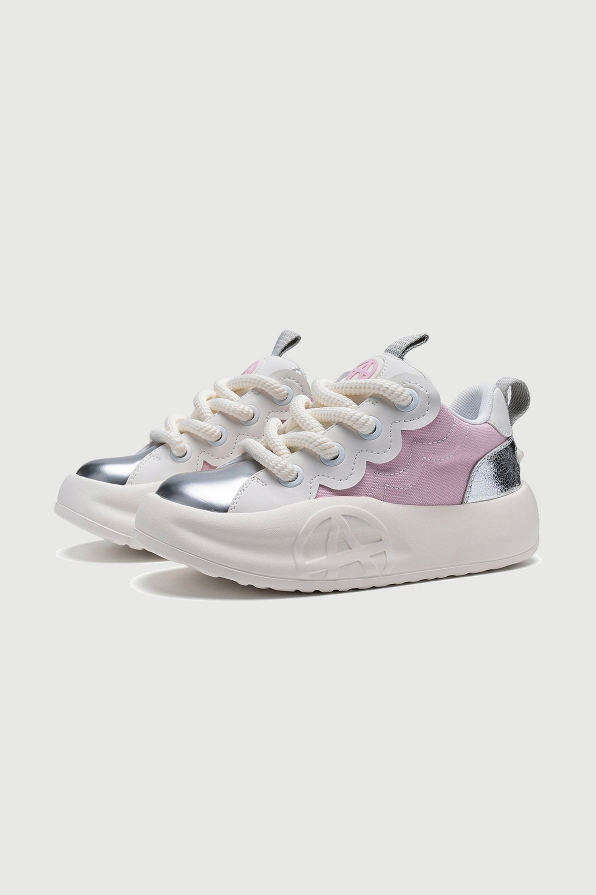NYUE Undra Silver Pink — three-quarter product