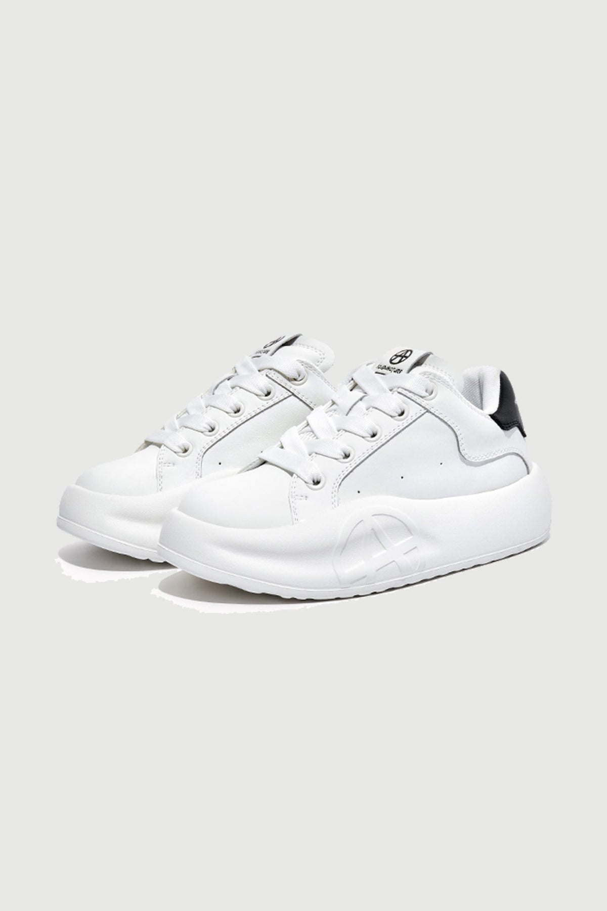 NYUE Pure Black/White — three-quarter product