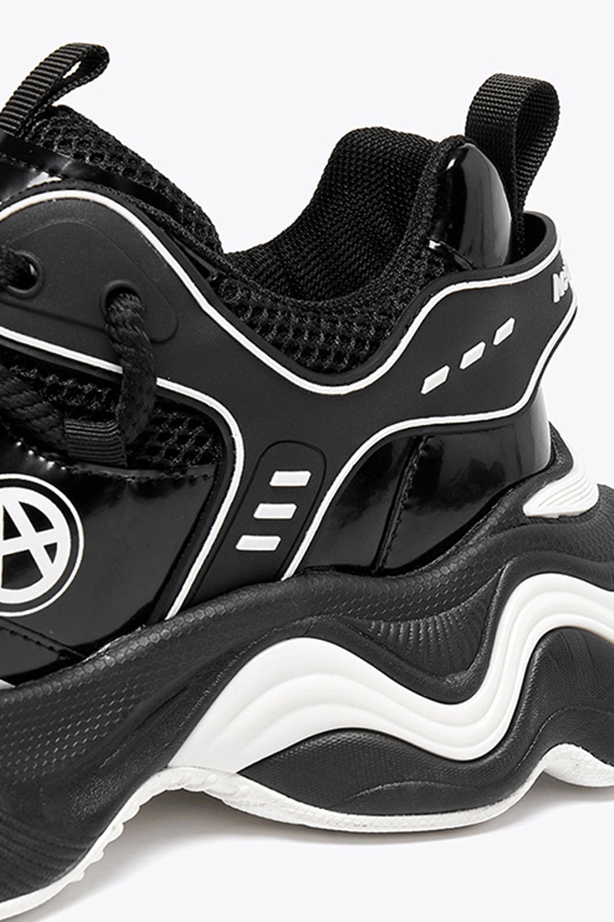 Reverb Trace Black — construction detail close-up