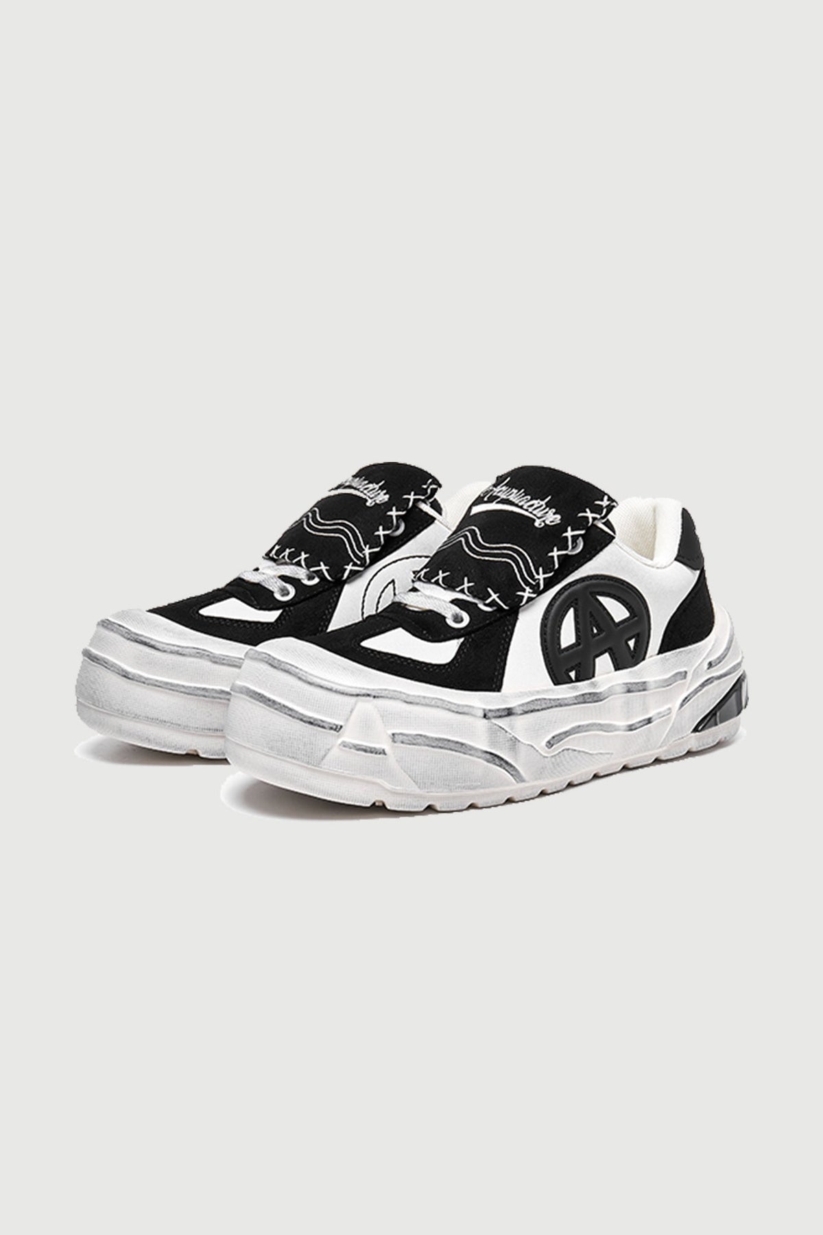 Distort Stitch Black/White — three-quarter product